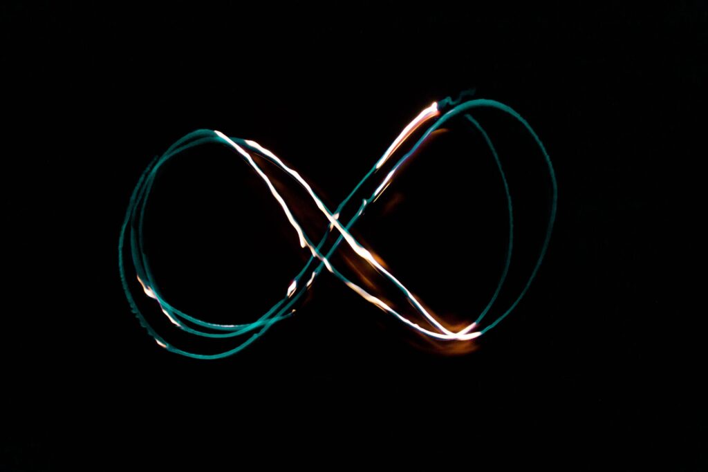 A light painting of an infinity symbol.